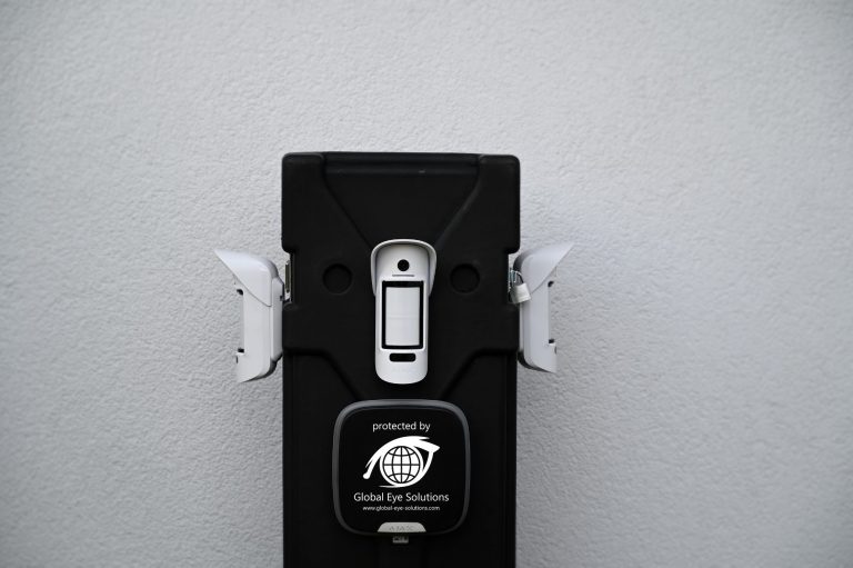 Alarmtower Alarmtower mit weißen Outdoor-Kamerameldern und einer schwarzen Outdoorsirene.