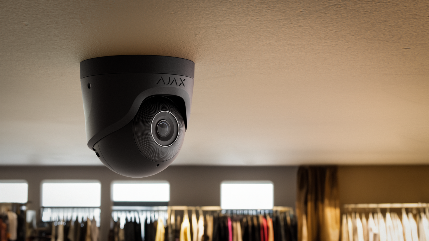 Überwachungskamera Überwachungskamera an der Decke eines Bekleidungsgeschäfts.