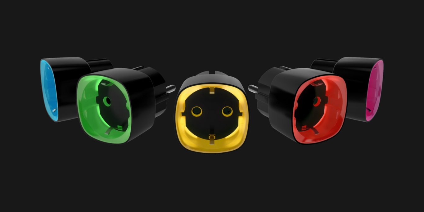 Smart Socket Fünf farbige Steckdosenadapter auf schwarzem Hintergrund angeordnet.