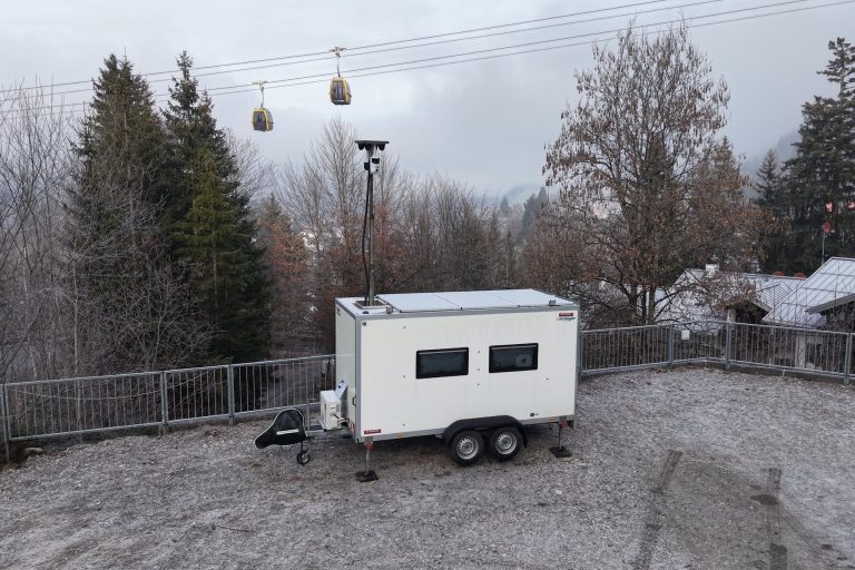 Videoüberwachungsanhänger Weißer Anhänger mit einem Mast, an welchem mehrere Kameras montiert sind.