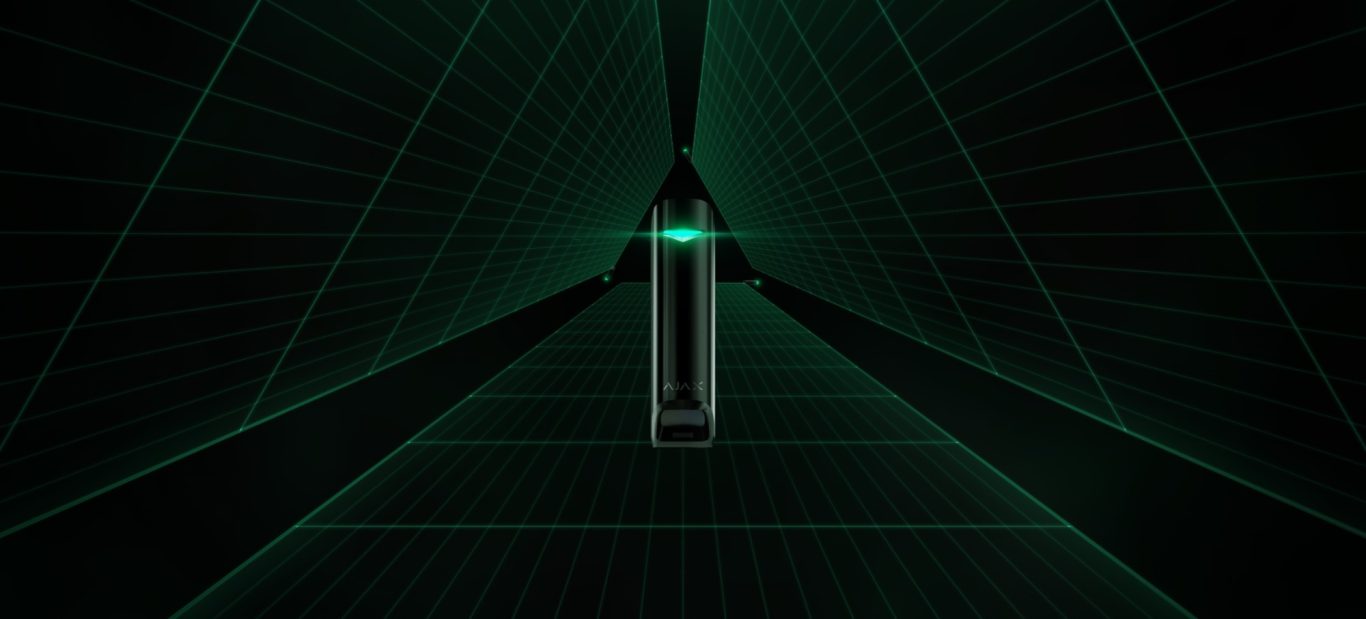 Vorhangmelder Schwarzer Turm mit grünem Licht, umgeben von einem geometrischen, dunklen Raum.