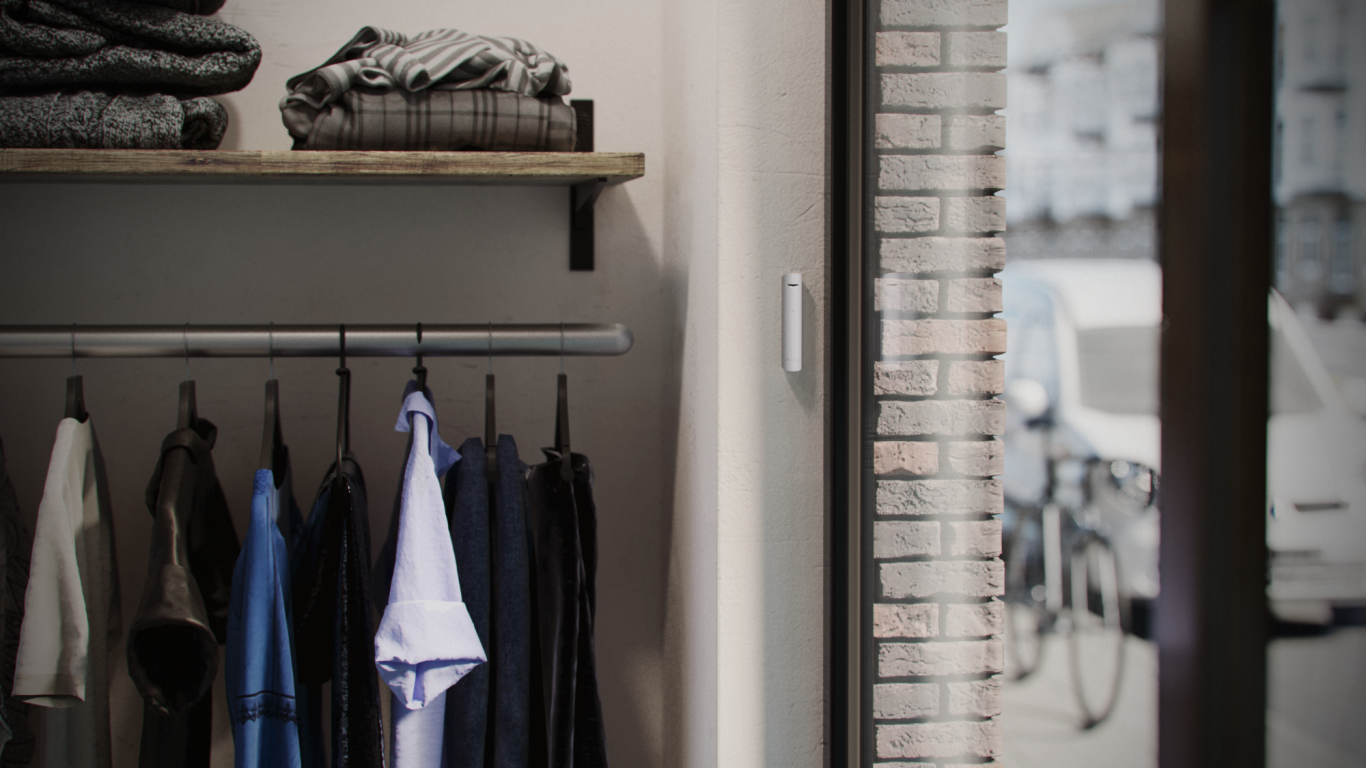 Glasbruchmelder Kleider auf einer Stange in einem modernen Raum, Blick auf eine Fensterfront.