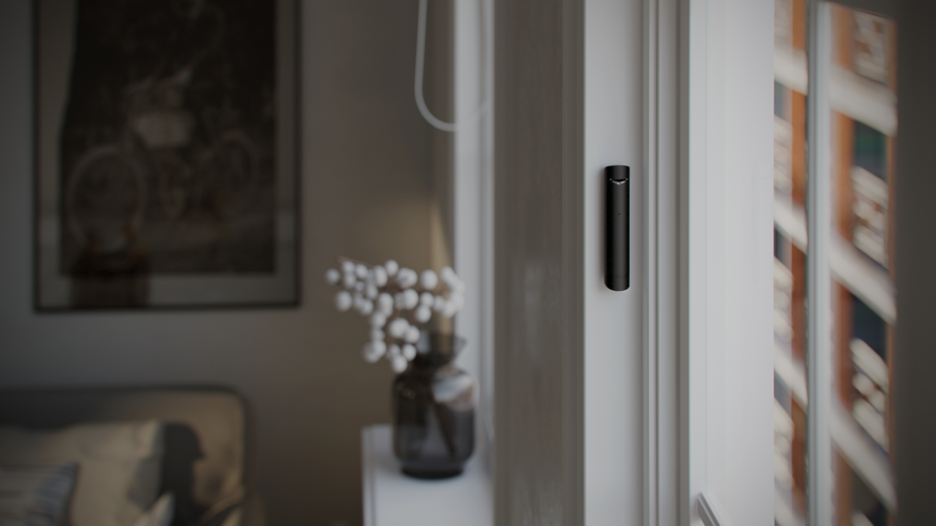 Glasbruchmelder Blumenstrauß in Vase auf einem Tisch, Bücherregal im Hintergrund, warmes Licht.