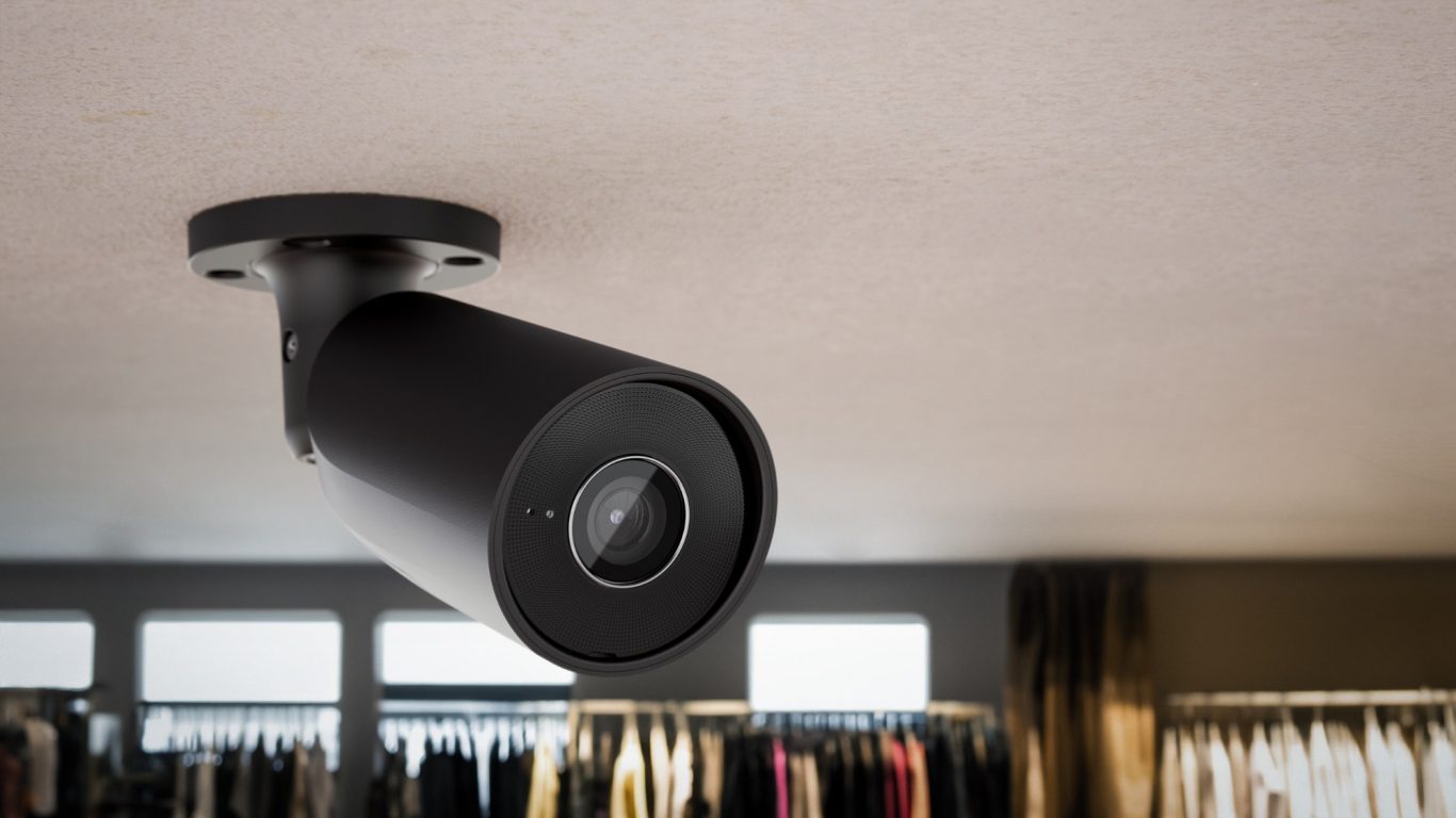 Überwachungskamera Schwarze Überwachungskamera an der Decke in einem Bekleidungsgeschäft.