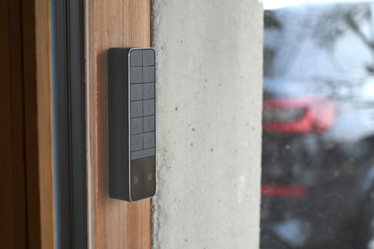 PIN-Tastatur mit beleuchteten Tasten auf einem dunklen Hintergrund.