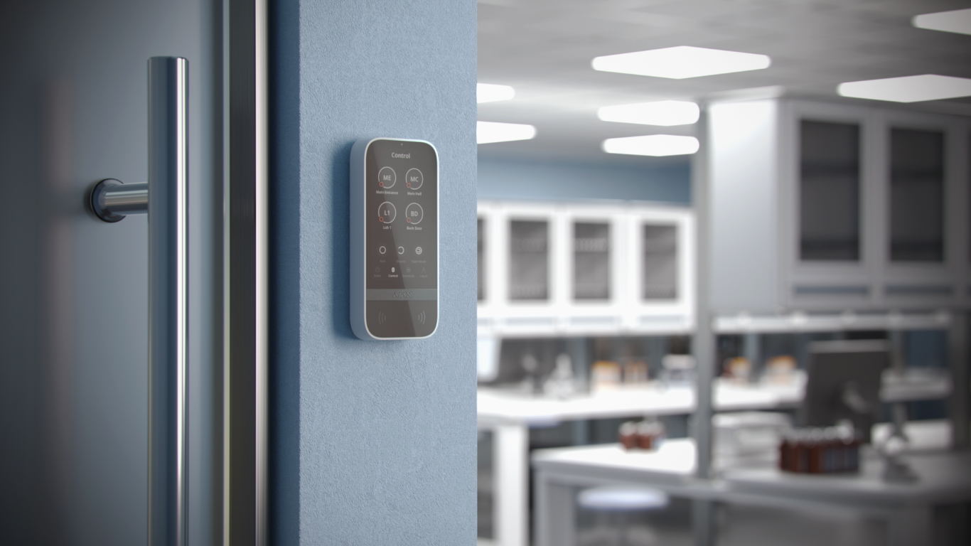 KeyPad Digital Steuerungseinheit an einer Glastür in einem modernen Labor.