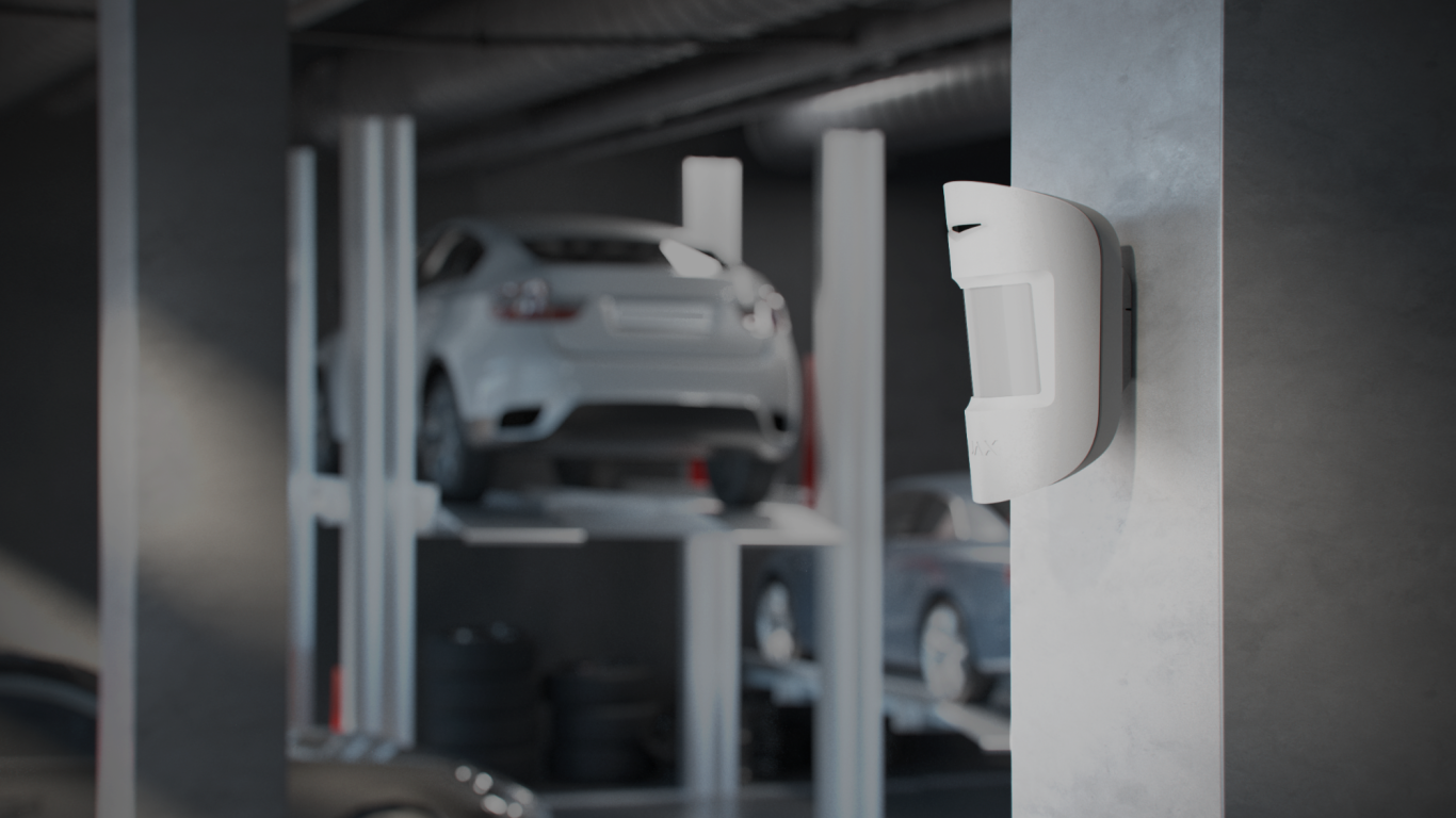 Bewegungsmelder Eine moderne Parkgarage mit gestapelten Autos und einem Bewegungsmelder