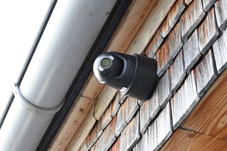 Überwachungskamera an einem Gebäuder.