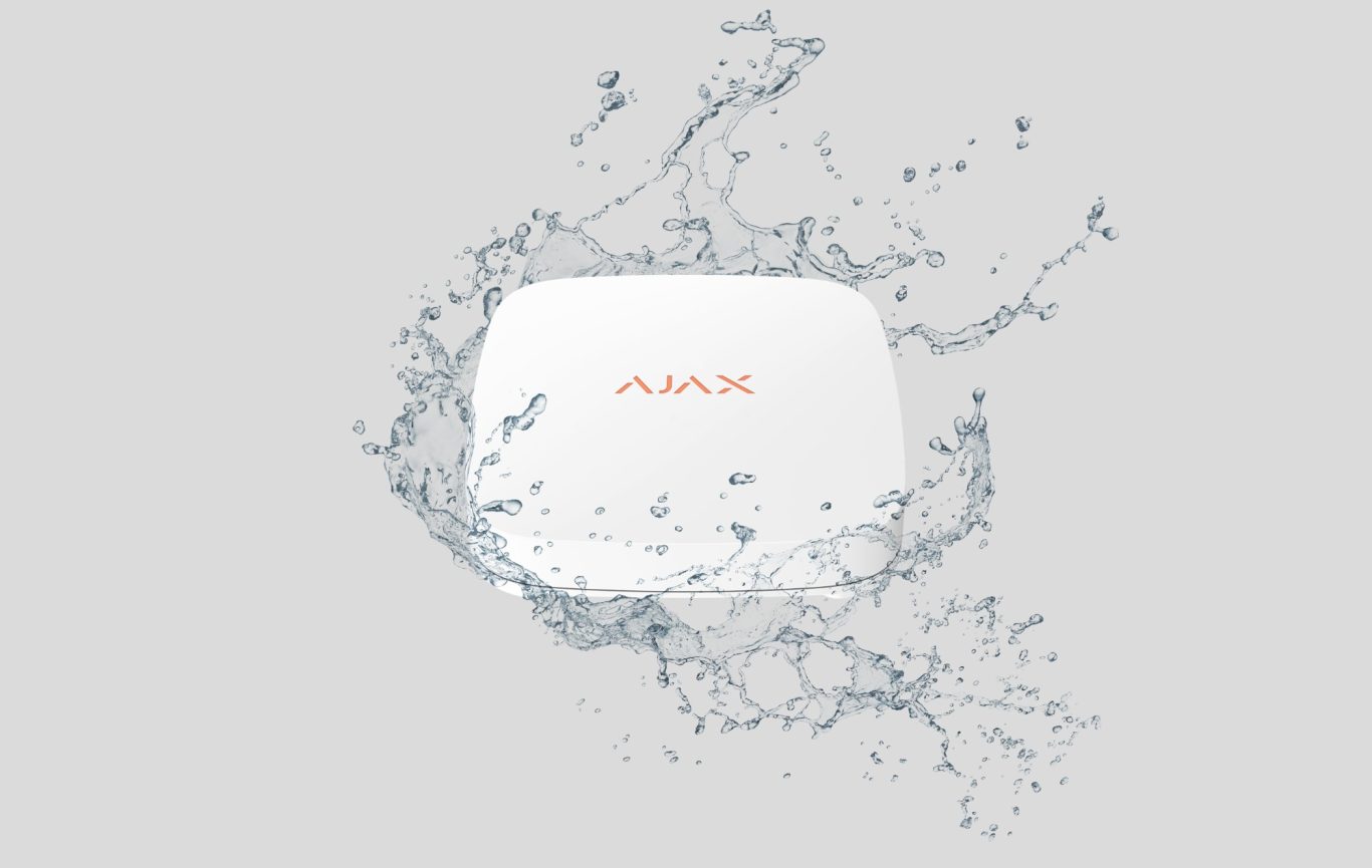 Wassermelder Weiße Geräte, umgeben von spritzendem Wasser auf grauem Hintergrund.