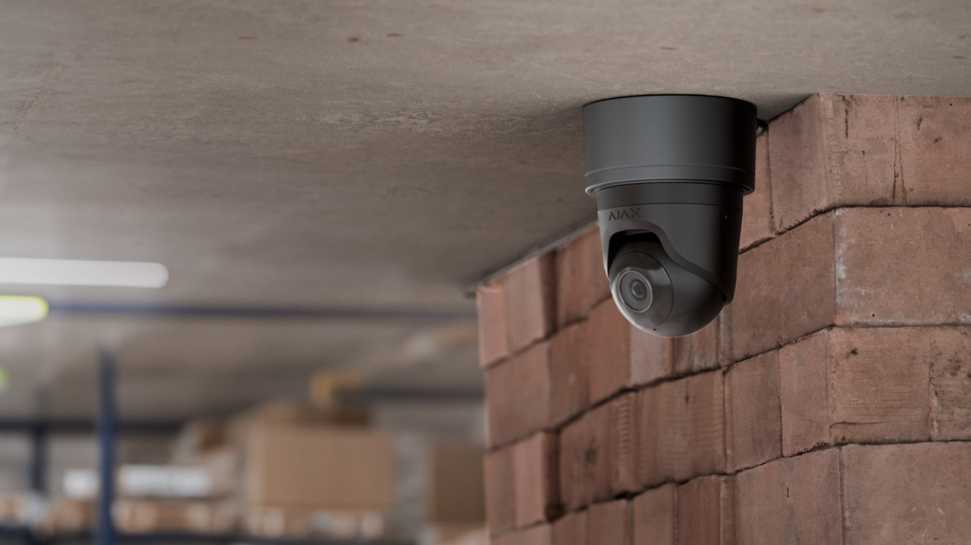 Überwachungskamera Sicherheitskamera an einer Decke, in der Nähe von gemauerten Ziegeln montiert.